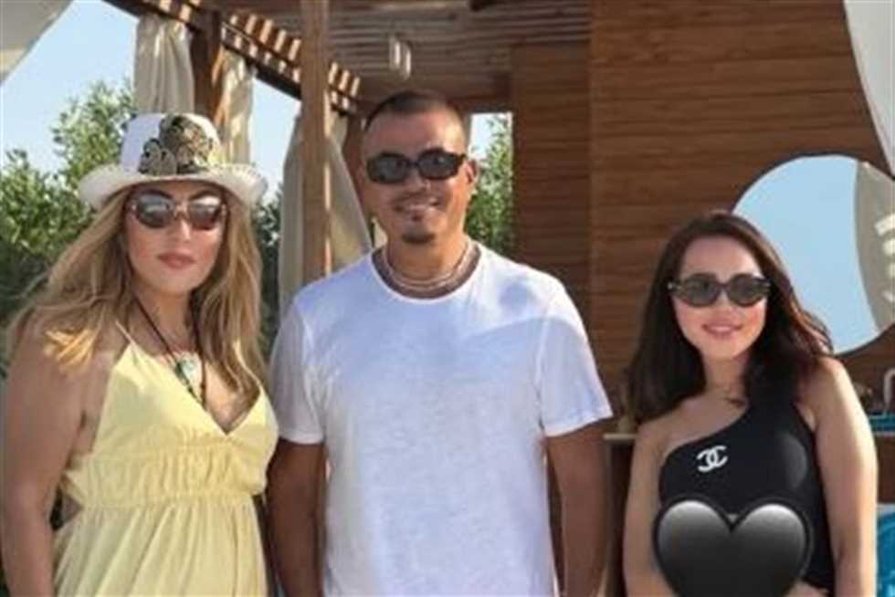 برفقة عمرو دياب.. أحدث ظهور لـ نادية الجندي في الساحل الشمالي :«أحلي صحاب»
