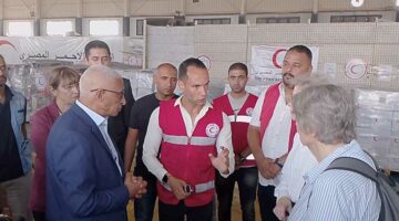 وفد مجموعة الحكماء الداعمة للسلام يتفقد المخازن الهلال الأحمر المصري بالعريش