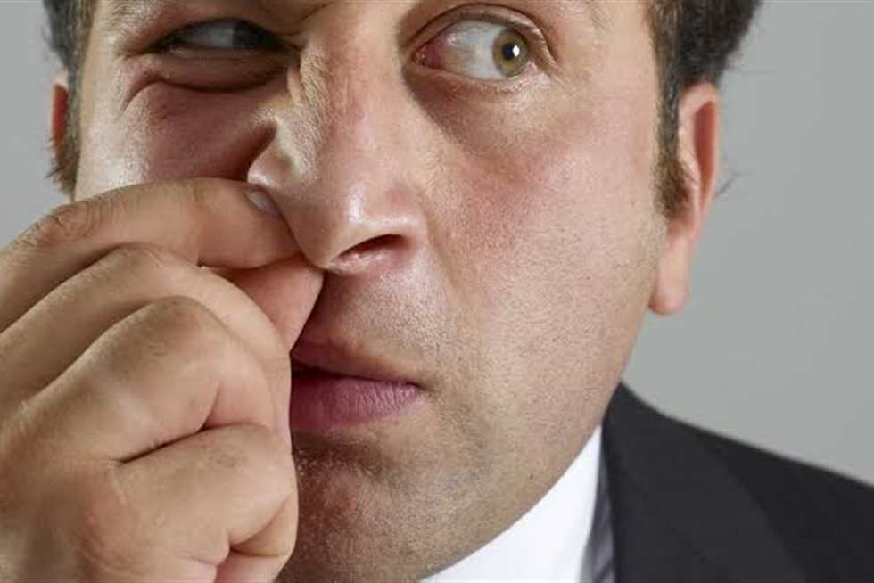 هل يزيد وضع الأصابع في الأنف من احتمال الإصابة بمرض الزهايمر؟ دراسة حديثة تكشف الخطورة