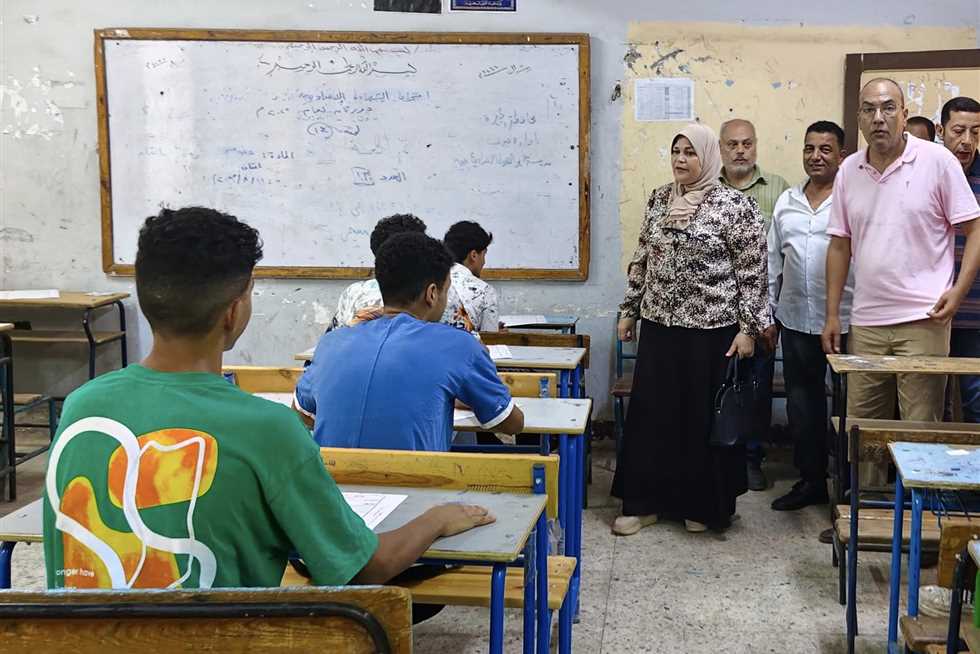 «تعليم جنوب الجيزة» تتابع توزيع أسئلة الدور الثاني للإعدادية وتكرم مدارس الأيزو