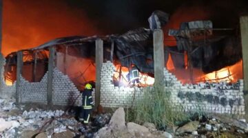 السيطرة على حريق بمصنع أحذية في القليوبية (صور)