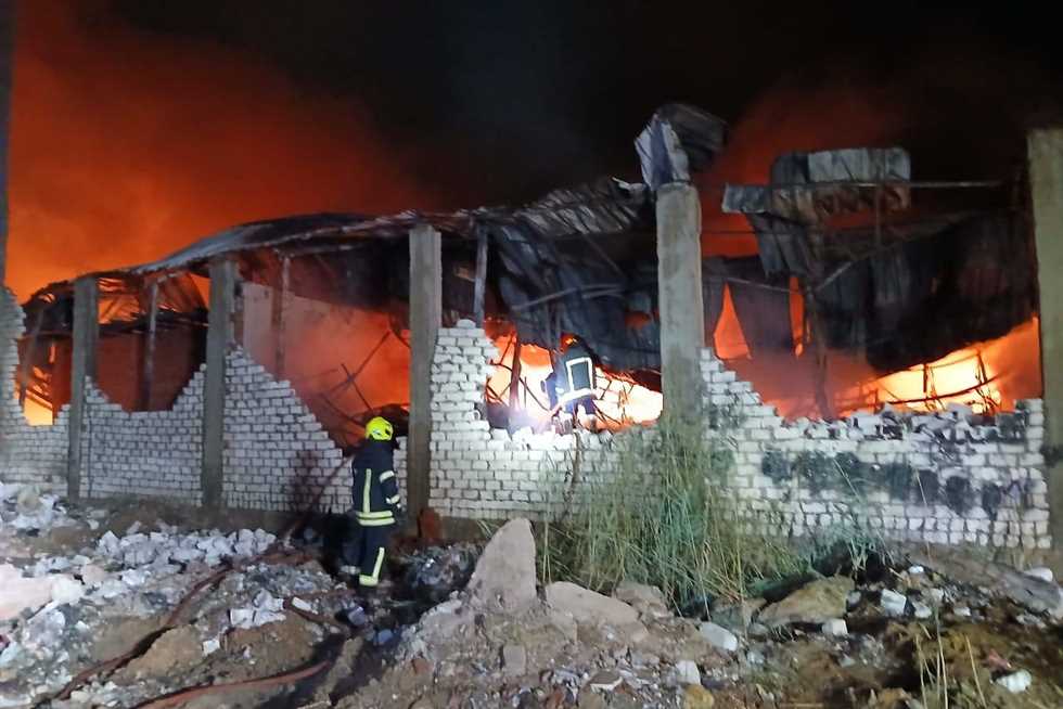 السيطرة على حريق بمصنع أحذية في القليوبية (صور)