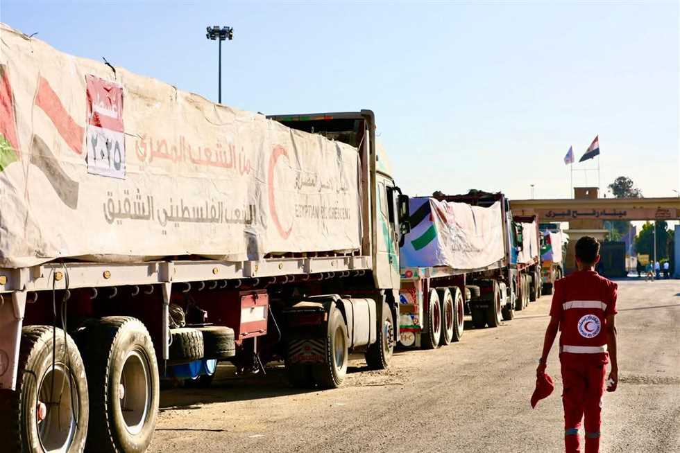 تحرك الدفعة الـ 15 من شاحنات المساعدات المصرية لغزة عبر معبر كرم أبو سالم