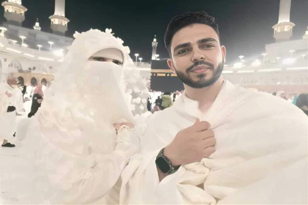 سيلفي العروسين بالحرم.. مصرييّن يستبدلان حفل الزفاف بالعمرة: «تركنا صخب الأفراح لسكينة البيت الحرام»