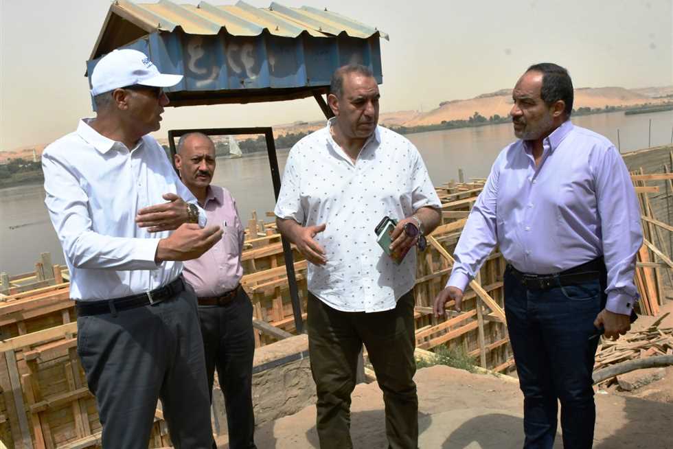 محافظ أسوان يتدخل لحل مشكلة المحولات الكهربائية بكورنيش النيل الجديد