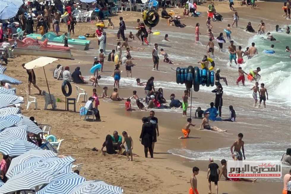 إقبال كبير على مصيف بلطيم بكفر الشيخ هربًا من الموجة شديدة الحرارة