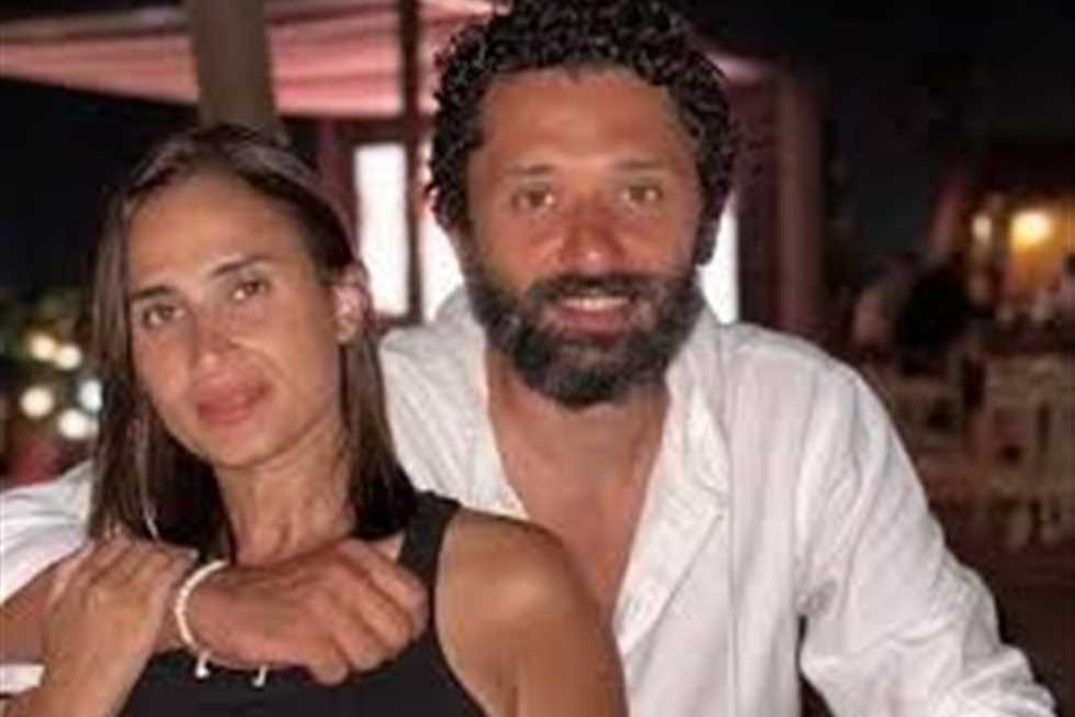 كريم محمود عبد العزيز يفاجئ زوجته برسالة حب ودعم خلال لقائها برضوى الشربيني (فيديو)