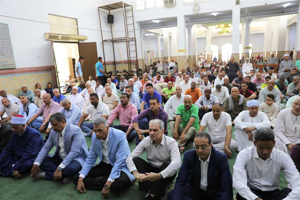محافظ أسوان يؤكد ضرورة الاستماع لمطالب المواطنين ووضع الحلول العاجلة لها