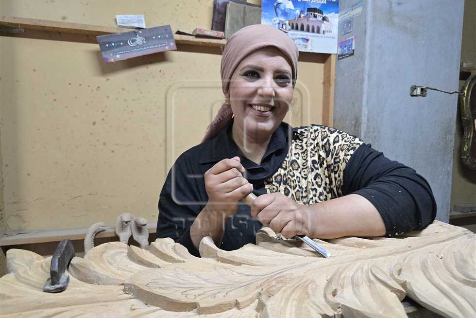 فنانة النحت على الخشب.. الأسطى «حسناء»: الستات تقدر تشتغل في أي مجال