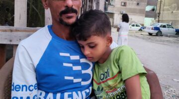 مواطن من بورسعيد يستغيث: ابني مصاب بضمور العضلات وعلاجه يتطلب ملايين الجنيهات
