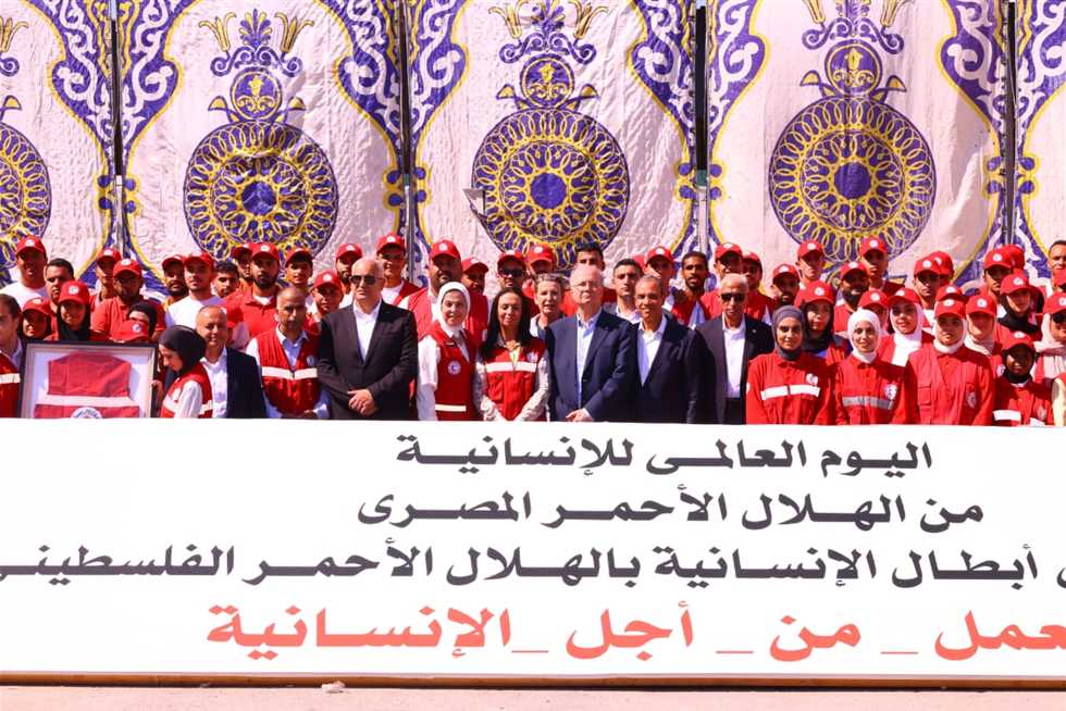 وزيرة التضامن من المركز اللوجستي للهلال الأحمر: «نحن لا نُرسل إلى غزة أطنان مساعدات فقط.. بل نُرسل رسائل حب ودعم»