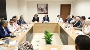 ‏‎نائب وزير الصحة يبحث تفعيل آليات معايير السلامة والصحة المهنية في المنشآت الطبية