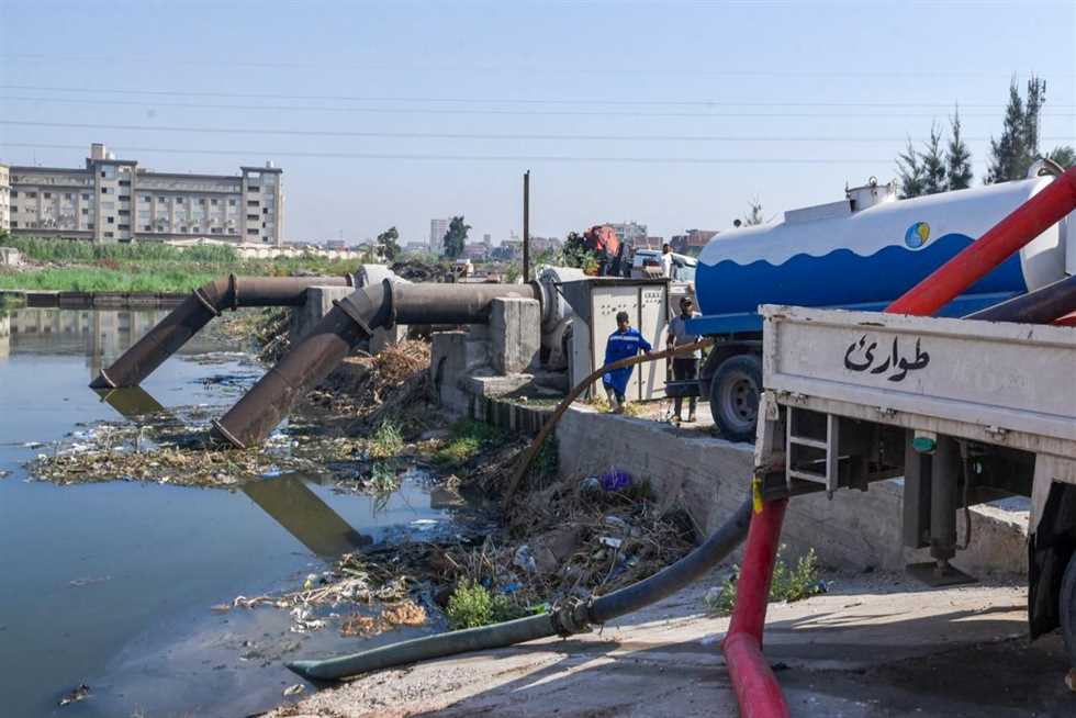 تحرك عاجل لمواجهة ارتفاع منسوب المياه في مصرف زهرة بالإسكندرية (صور)