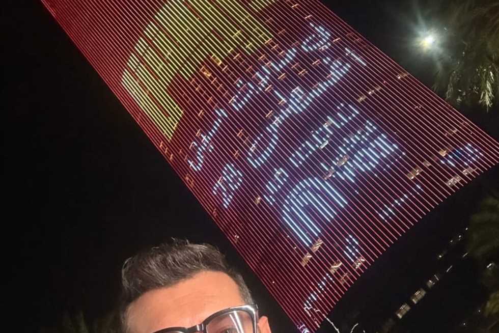لأول مرة .. برج المملكة يحمل أفيش فيلم درويش