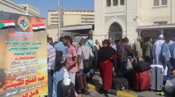 سودانيون قبل استقلال القطار السابع للعودة الطوعية: «المصريين أحلى ناس»