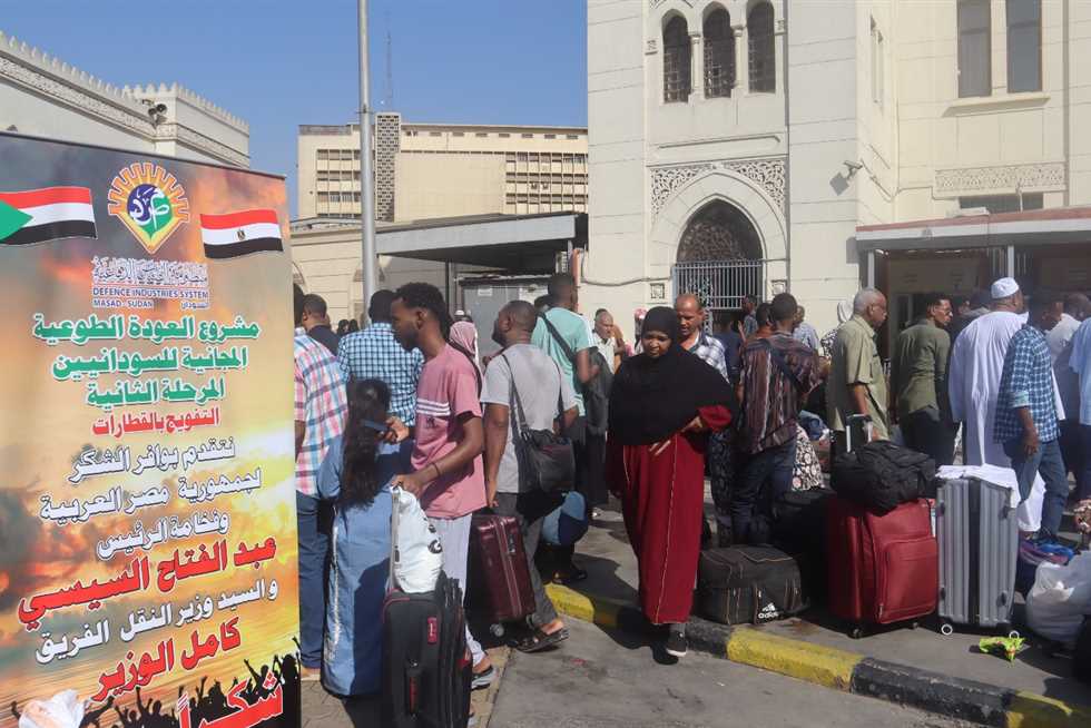 سودانيون قبل استقلال القطار السابع للعودة الطوعية: «المصريين أحلى ناس»