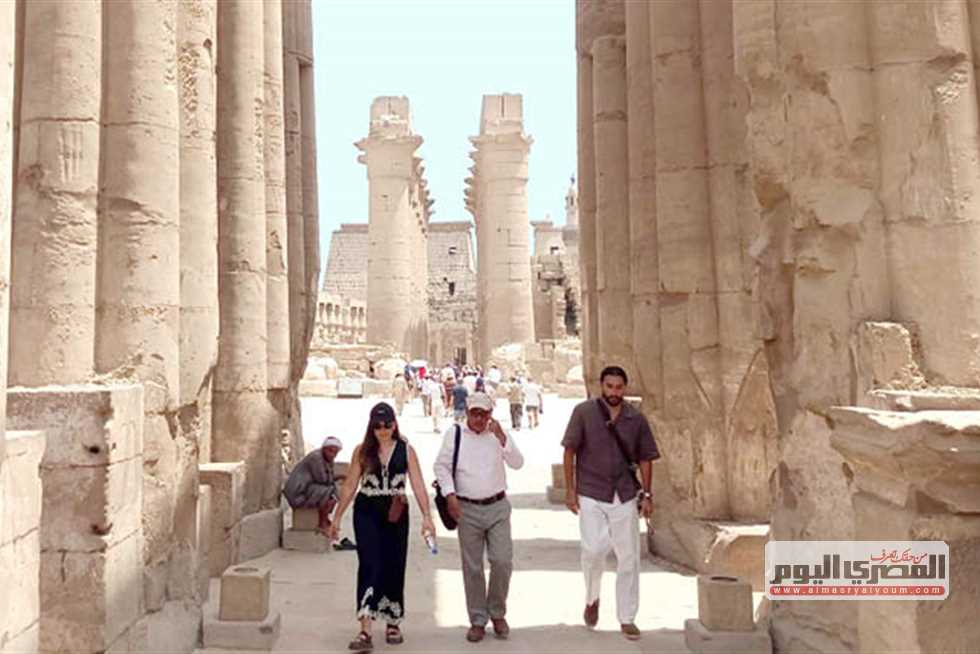 رغم ارتفاع درجات الحرارة.. إقبال سياحي على معبد الأقصر (صور)