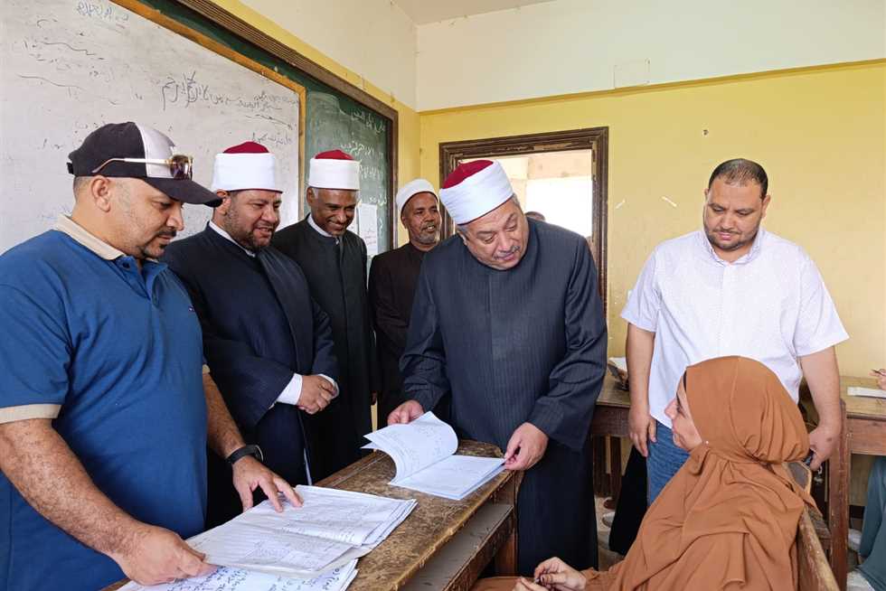 «رئيس المعاهد الأزهريّة» يتابع امتحانات «الدور الثاني» للثانوية بأسوان