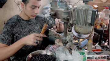 صناعة السبح.. خشب وعاج وأحجار كريمة في شارع المعز (صور)