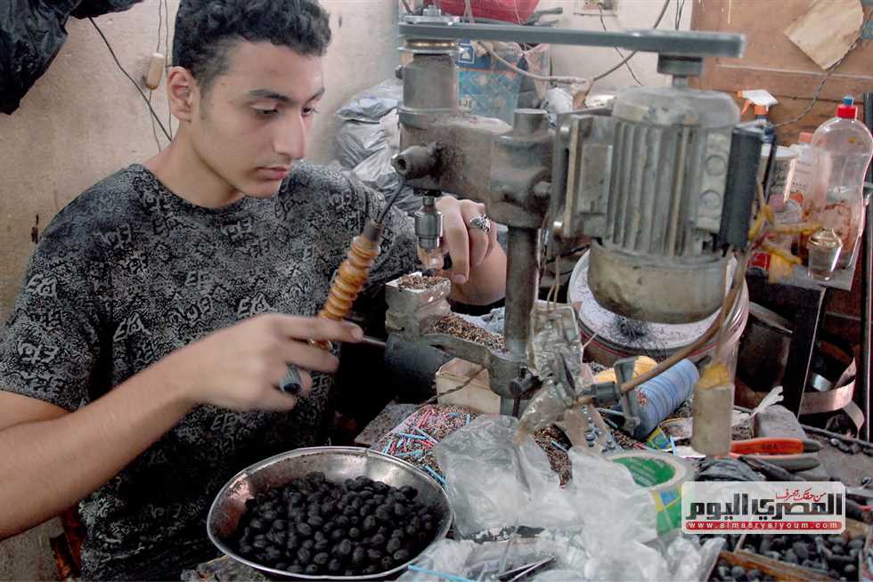 صناعة السبح.. خشب وعاج وأحجار كريمة في شارع المعز (صور)