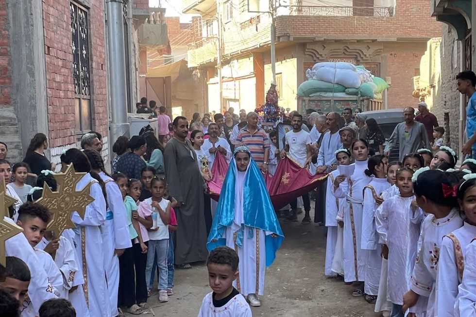 احتفالات بمولد العذراء داخل قريتى منهري ودير الحرنوس في المنيا (صور)