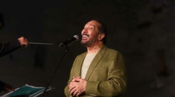 صلاح سالم واقف.. علي الحجار يمازح جمهوره بعد تأخره على حفل مهرجان القلعة (فيديو)