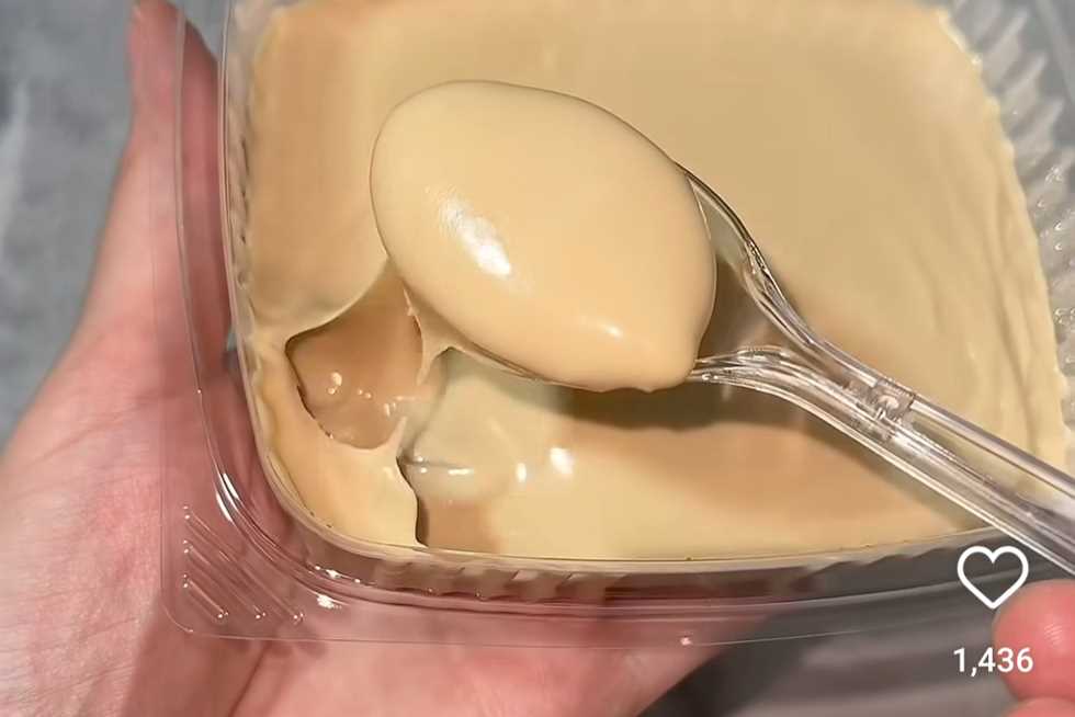 رطبي على قلبك.. أسهل طريقة لعمل حلى بارد بالبسكويت في الخلاط