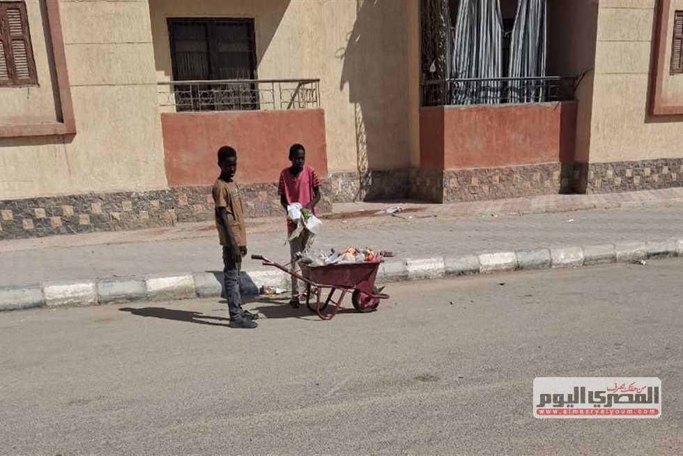 «مشوا العمال وشغلوا العيال».. نظافة شوارع حدائق أكتوبر بـ«أيدي أطفال سودانيين» واليومية 50 جنيهًا (صور وفيديو)