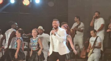تامر حسني يشعل الأجواء لحظة صعوده مسرح مهرجان مراسي بأغنية «قرب كمان» (صور)