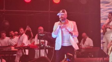 مين عيد ميلاده انهارده؟.. تامر حسني يغني «كل سنة وانت طيب» لعدد من حضور مهرجان مراسي (صور وفيديو)