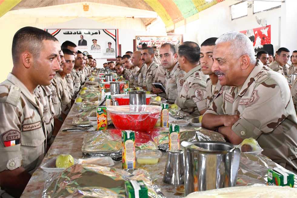 وزير الدفاع يلتقي عدد من مقاتلي المنطقة الغربية العسكرية