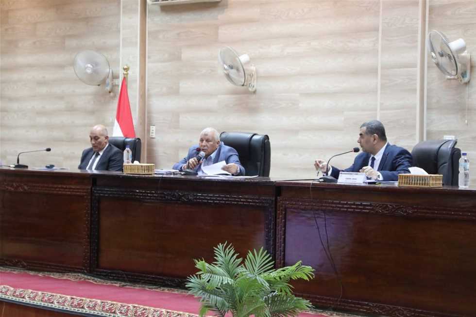 محافظ الوادي الجديد يوجه بمتابعة إنشاء المركز الإقليمي لإنتاج الحرير الطبيعي