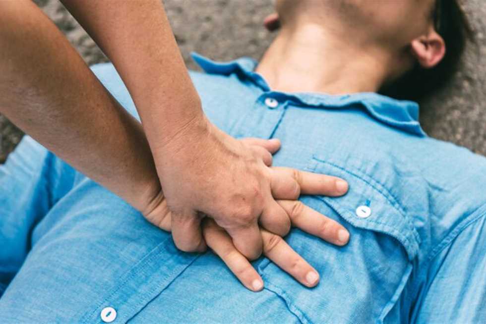 قد تبدأ بضيق تنفس.. أعراض وأسباب السكتة القلبية المفاجئة