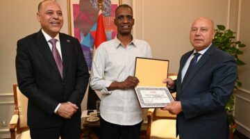 بشهادة تقدير ومكافأة مالية.. الوزير يكرم عامل مزلقان السادات ببني سويف