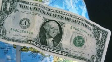 الدولار يضعف بعد إقالة ترامب محافظ بنك الاحتياطي الفيدرالي (تقرير)