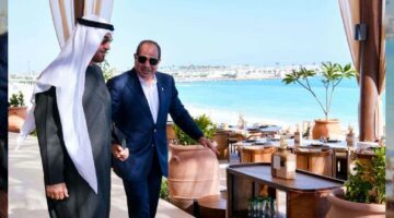 صور تذكارية مع مواطنين في العلمين.. الرئيس السيسي والشيخ محمد بن زايد بين الناس