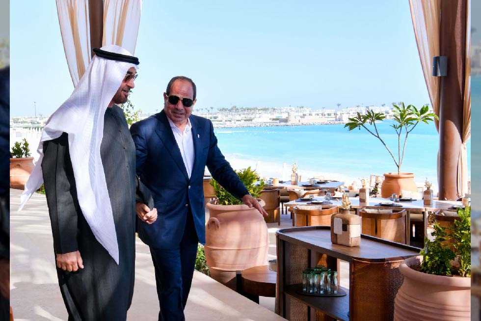صور تذكارية مع مواطنين في العلمين.. الرئيس السيسي والشيخ محمد بن زايد بين الناس