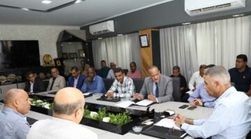 محافظ أسوان يبحث الاستعدادات لإستقبال العام الدراسى الجديد