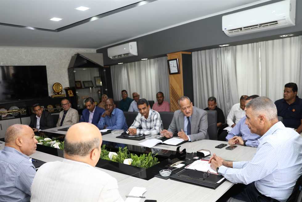 محافظ أسوان يبحث الاستعدادات لإستقبال العام الدراسى الجديد