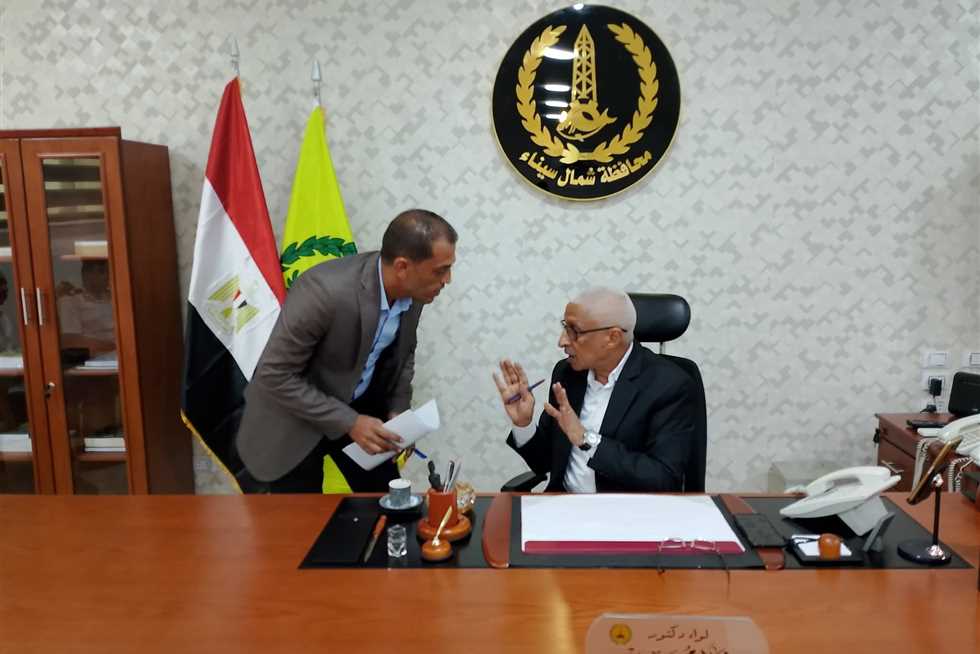 محافظ شمال سيناء يستقبل عدداً من متضرري أعمال الإزالات بميناء العريش