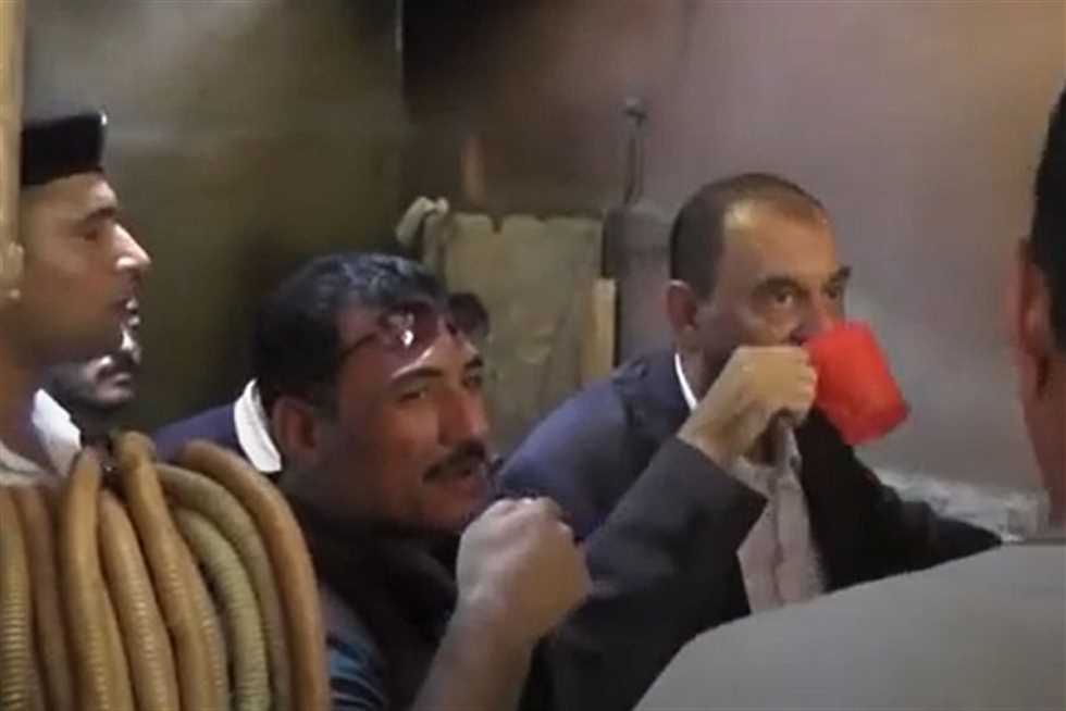 «بيجيبولنا مية مجاري».. محافظ سوهاج للمواطنين: «بشرب منها أهو» (فيديو)