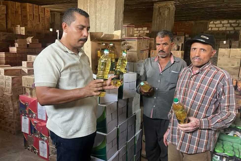 ضبط 3.3 طن دقيق وسكر وزيت طعام بدون فواتير في حملة بالشرقية