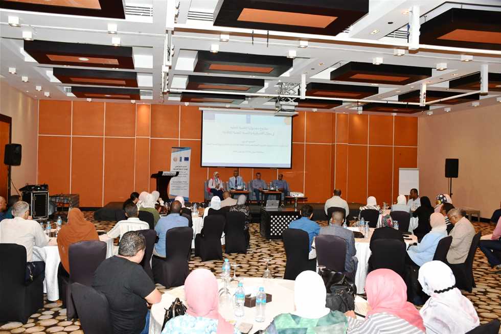 محافظ أسوان يشهد ختام البرنامج التدريبي لإعداد دراسات الجدوى القبلية