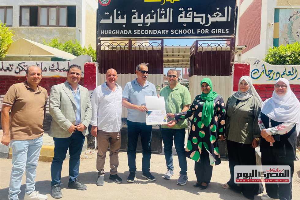 طلاء فصول وتركيب زجاج وإصلاح مقاعد.. مبادرة أهلية لصيانة 22 مدرسة في الغردقة