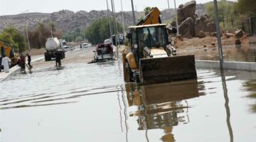 كسر مفاجئ بخط الطرد الرئيسي لمحطة الكرور في أسوان يغرق طريق «فيله- الشلال»