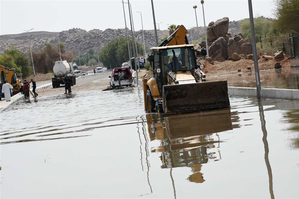 كسر مفاجئ بخط الطرد الرئيسي لمحطة الكرور في أسوان يغرق طريق «فيله- الشلال»