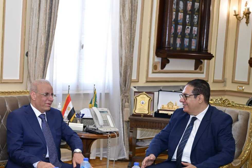 رئيس جامعة القاهرة يبحث مع السفير العراقي التعاون الأكاديمي ورعاية الطلاب العراقيين