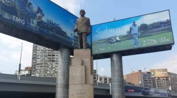 «أعيدوه لـ مكانه الحقيقي».. صبري فواز يناشد المسؤولين بشأن تمثال نجيب محفوظ: «تعرض للظلم مرتين»