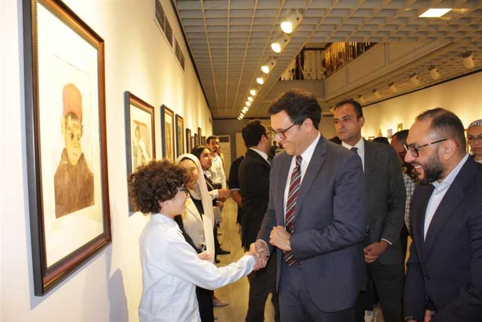 وزير الثقافة يفتتح المعرض العاشر لفصول الرسم بمركز تنمية المواهب