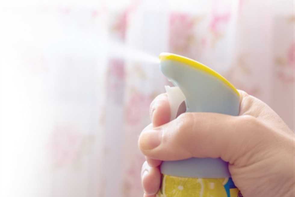 منها ترك الملابس بالغسالة.. عادات يومية وراء الروائح الكريهة بالمنزل